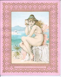 Tarjeta de Año Nuevo victoriana de una belleza bañista en una playa sosteniendo una concha en su oído, c.1881