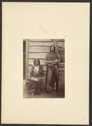 Hijos del Jefe Arapaho, Pequeño Cuervo [Pequeño Oso y Escudo, probablemente en el Campamento de Abastecimiento].