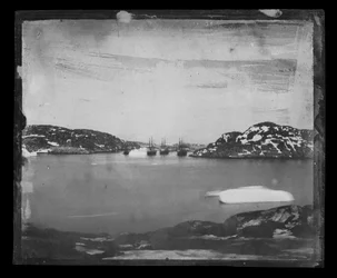 Una vista a través de una bahía hacia los barcos de búsqueda Franklin bajo el mando del capitán Belcher.