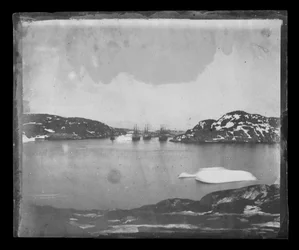 Una vista a través de una bahía hacia los barcos de búsqueda Franklin bajo el mando del capitán Belcher.
