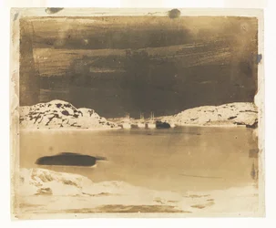 Una vista a través de una bahía hacia los barcos de búsqueda Franklin bajo el mando del capitán Belcher.
