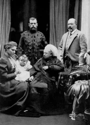 Familias reales rusa y británica en Balmoral, Escocia, 29 de septiembre de 1896