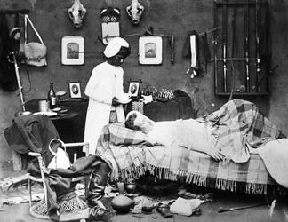 Niño trayendo té matutino a su amo, India, c.1870s
