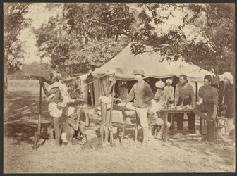 [Consulta en el campamento]