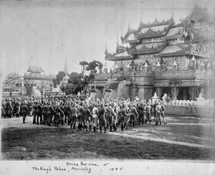 ¿Servicio divino en el Palacio del Rey, Mandalay, 1885?