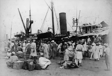 Muelle del Príncipe, Bombay: peregrinos embarcando, 1870s