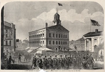 Un nuevo regimiento de voluntarios de Massachusetts pasa por Faneuil Hall, Boston, camino de la guerra.