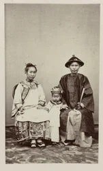 pareja china con niño