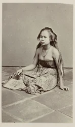 niña sentada