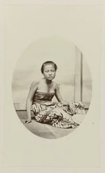 niña sentada