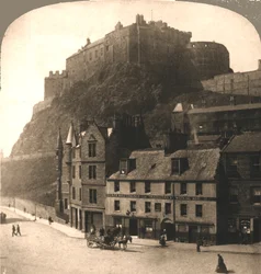 Castillo de Edimburgo desde Grasmarket, Escocia