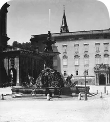 Fuente del tribunal y residencia, Salzburgo, Austria, c1900s