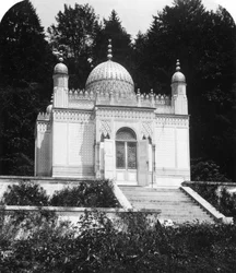 El quiosco morisco del palacio de Linderhof, Baviera, Alemania, hacia la década de 1900.