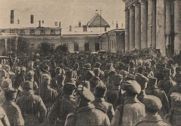 Manifestación de tropas revolucionarias frente a la Duma Estatal durante la Revolución de Febrero