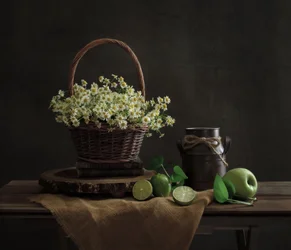 Naturaleza muerta con margaritas rústicas