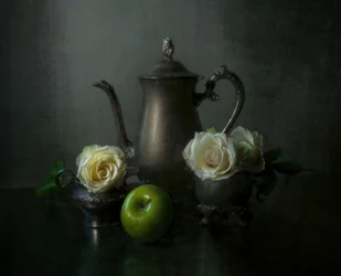 Tetera de plata con rosas blancas