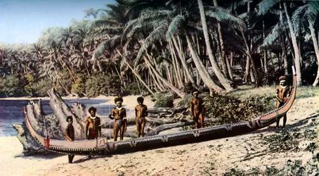 Canoa nativa en una playa sombreada por palmeras, Islas Salomón