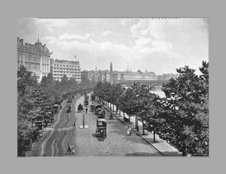 El malecón del Támesis, desde la estación de Charing Cross, Londres, c1900