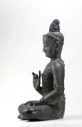 Bodhisattva de estilo nepalés-chino (laca, tela, trazas de pintura azul, dorada y verde y hoja de oro)