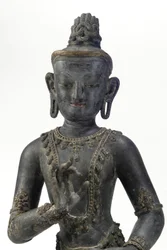 Bodhisattva de estilo nepalés-chino (laca, tela, trazas de pintura azul, dorada y verde y hoja de oro)