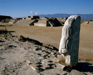 Vista de los monumentos I, H, G
