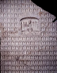 Arte chino: estela de los mil Budas. Período de la Dinastía Zhou (Cheou). Siglo XI-III a.C. Shanghái. Museo de Shanghái