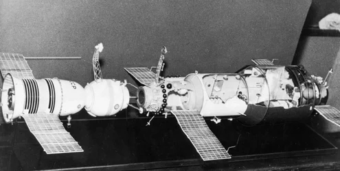 Un modelo de Soyuz 11 acoplado con la estación espacial Salyut 1