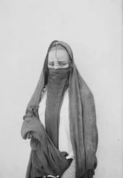 Una mujer velada, El Cairo, c.1910