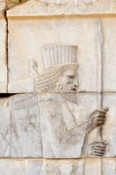 Relieve antiguo de los aqueménidas; persa con lanza; soldado de la Guardia Inmortal en el Palacio de Apadana; sitio arqueológico; antigua ciudad persa Persépolis; Patrimonio de la Humanidad por la UNESCO; Provincia de Fars; Irán; Asia