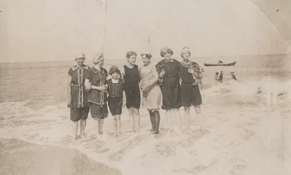 Fiesta de baño, Houlgate, septiembre de 1911 (foto en blanco y negro)