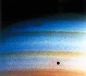 Patrones de nubes en Saturno, fotografiados por Voyager 1