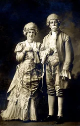 Pareja con traje de fantasía del siglo XVIII (foto)