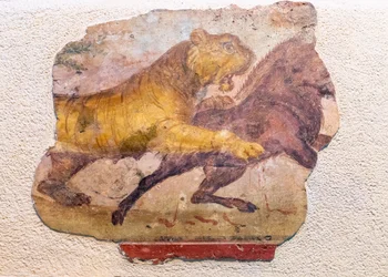 Detalle de un mural romano de un león atacando a un caballo., 2021 (foto)