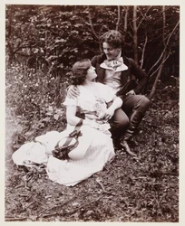 Retrato eduardiano, pareja con vestido del siglo XIX