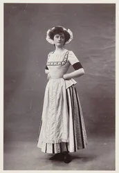 Retrato eduardiano, mujer con vestido del siglo XVIII