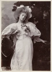 Retrato eduardiano, mujer con vestido de encaje