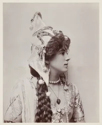 Retrato eduardiano, mujer con traje exótico