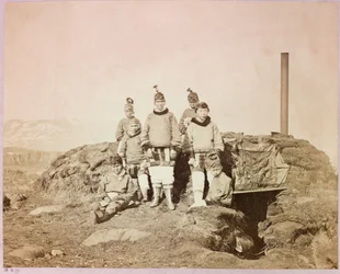 Expedición en el Ártico (1875-1876) del capitán George Nares (1831-1915): Grupo de mujeres nativas en Disco