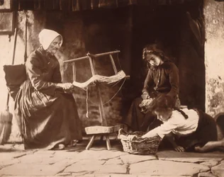 Mujer tejiendo, c. 1900