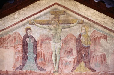 Fresco con Crucifixión en el tímpano de la Iglesia de San Antonio, Romeno, Trentino-Alto Adige, Italia