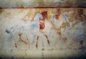 Procesión funeraria con caballos y figuras masculinas