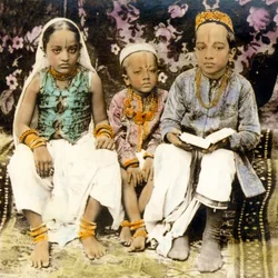 Niños hindúes de una casta alta, Bombay, India 1922 (foto)