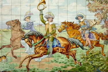 Vista interior, panel de azulejos, pintor Furcy Ernest Tondeur, ejecutor Boch Frères La Louvière, primer panel, escena de caza con tres jinetes (detalle)