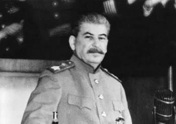 Joseph Stalin durante un discurso en el que califica a Japón como una nación agresora, principios de 1945