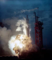 Vehículos de lanzamiento, EE.UU. cohete explotando en la plataforma de lanzamiento, principios de 1960s