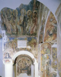 Vista en ángulo bajo de mural en una pared, Iglesia de San Pedro, Otranto, Salento, Puglia, Italia