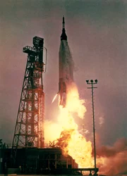 Vuelo espacial tripulado, EE.UU., Mercury/Gemini lanzamiento del cohete Atlas que llevó al astronauta John Glenn a la órbita