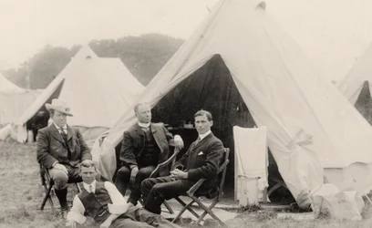Hombres relajándose fuera de su tienda c. 1908