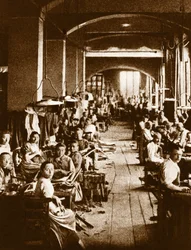 Hombres trabajando en una fábrica de cuerdas en Turín