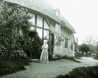 Personas en la puerta de un cottage